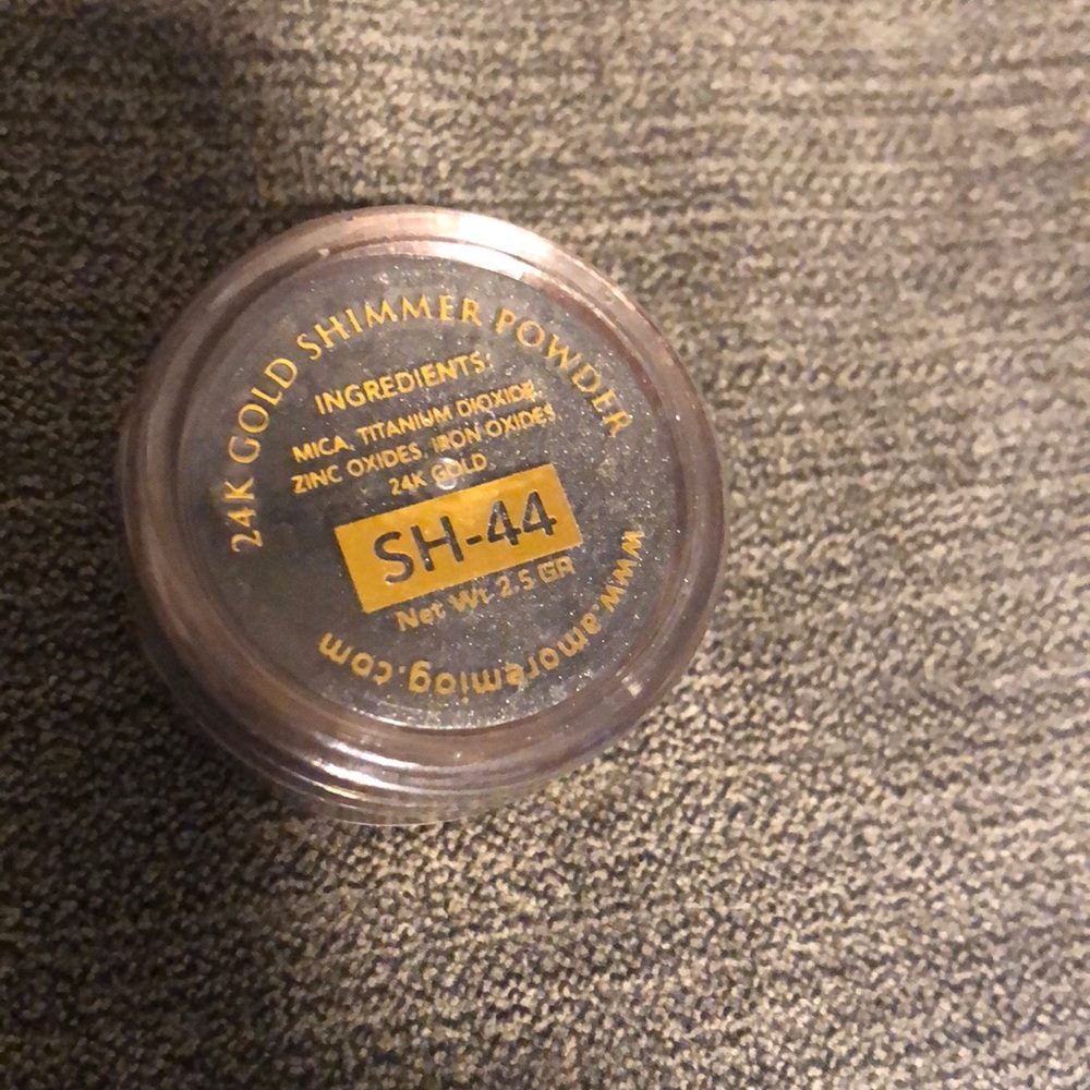 AMORE MIO 24K Gold Shimmer Gray Eyeshadow. New